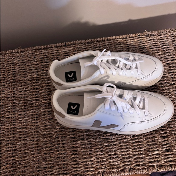 Veja leather sneakers Size 8. Never worn. Past return time. Don’t fit. - Picture 4 of 4